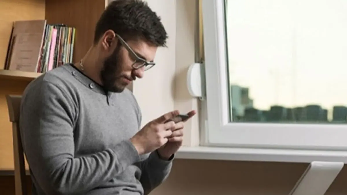 با گردن خم به موبایل و تبلت خیره نشوید
