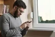 با گردن خم به موبایل و تبلت خیره نشوید
