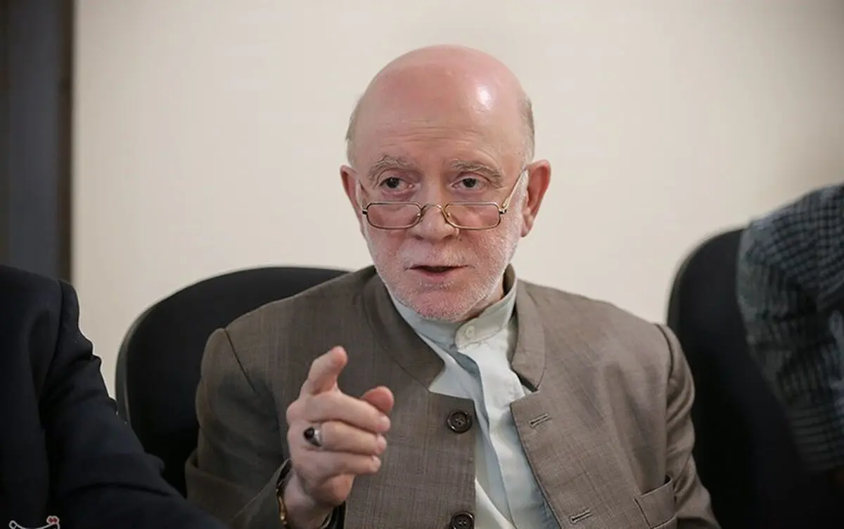 رفتار رئیس جمهور در راستای منحرف کردن افکار عمومی از مطالبات اصلی جامعه است