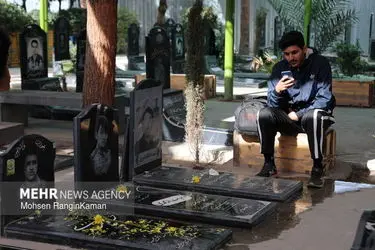 لحظات تحویل سال در گلزار شهدای تهران