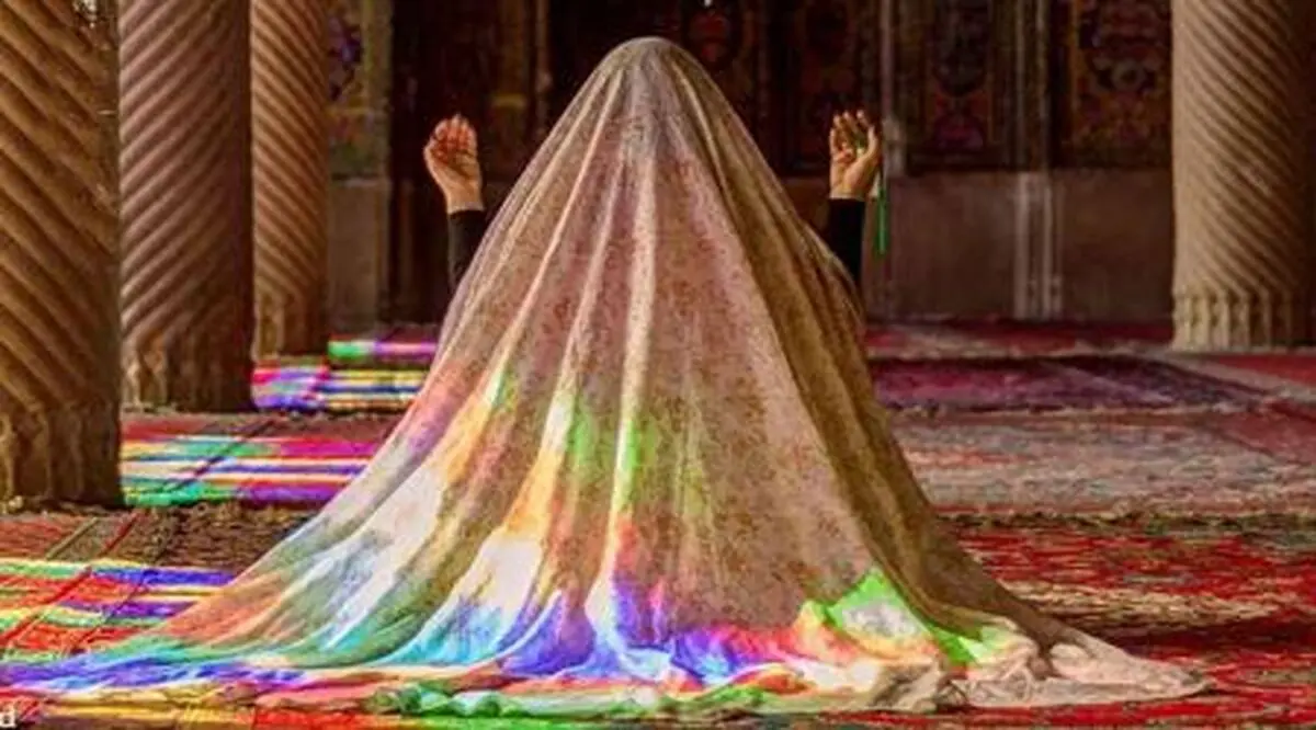 چرا در نماز لازم است خانم ها عقب تر از آقایان بایستند؟ 