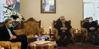 دیدار مشاور مقام معظم رهبری با خانواده شهید فخری‌زاده 