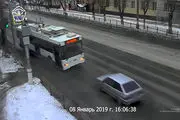 
تصادف وحشتناک خودروی سواری با اتوبوس برقی/ فیلم
