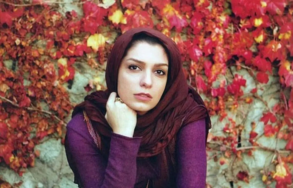خانم بازیگر خسته و کوفته کف خیابان/ عکس