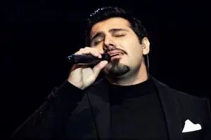 ماجرای پاره شدن شلوار «احسان خواجه امیری» در کنسرتش/ فیلم
