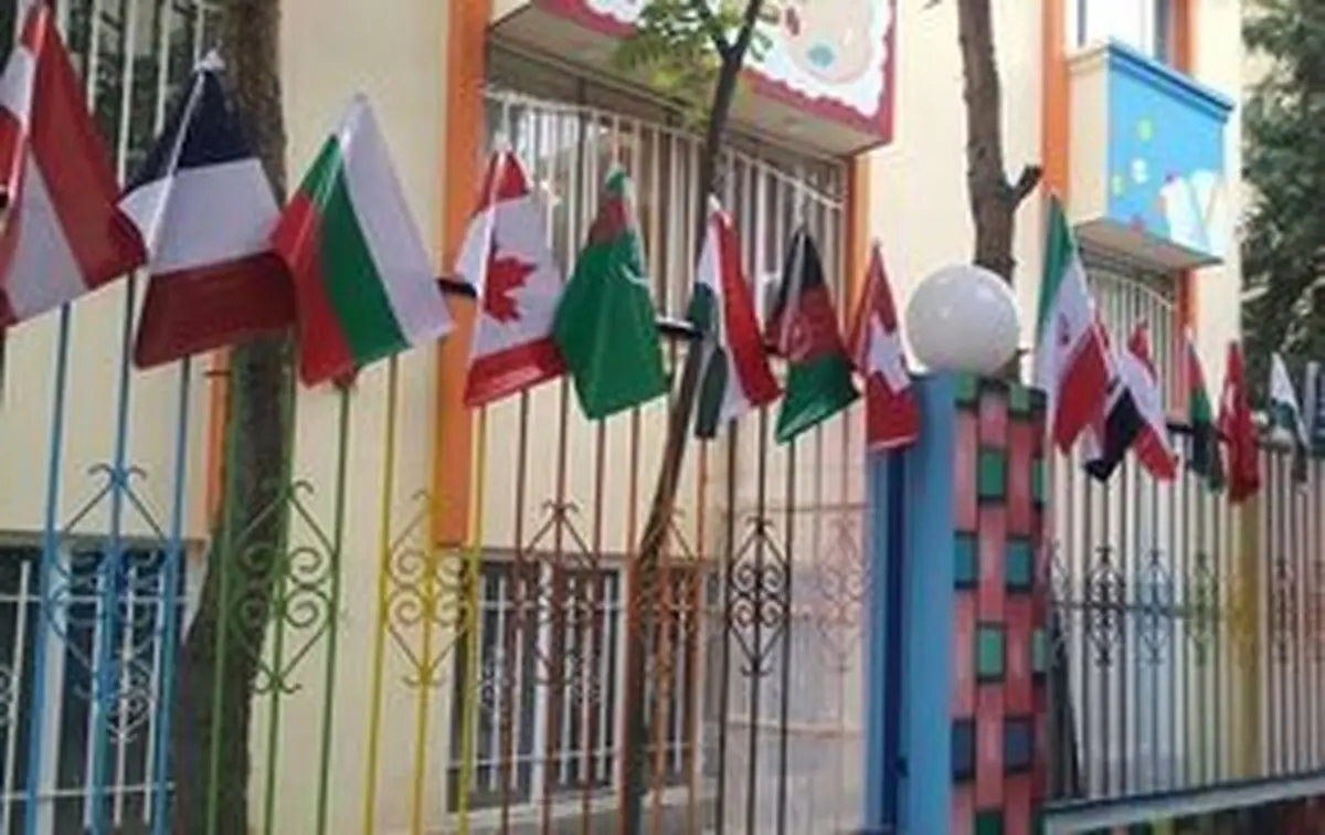 در مدرسه مختلط پرحاشیه کمتر از ۱۰۰ دانش آموز تحصیل می‌کنند
