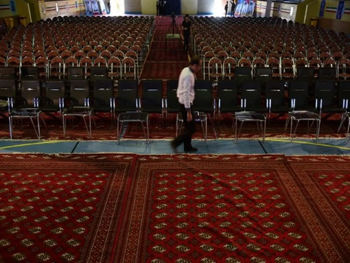 از فرش های قرمز زیر پای مهمانان تا بی تفاوتی نسبت به نماز