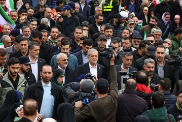 تصاویری از حضور پزشکیان حضور در راهپیمایی پرشکوه 22 بهمن