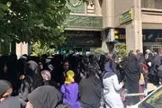 تجمع معلمان مقابل ساختمان وزارت آموزش و پرورش/ عکس