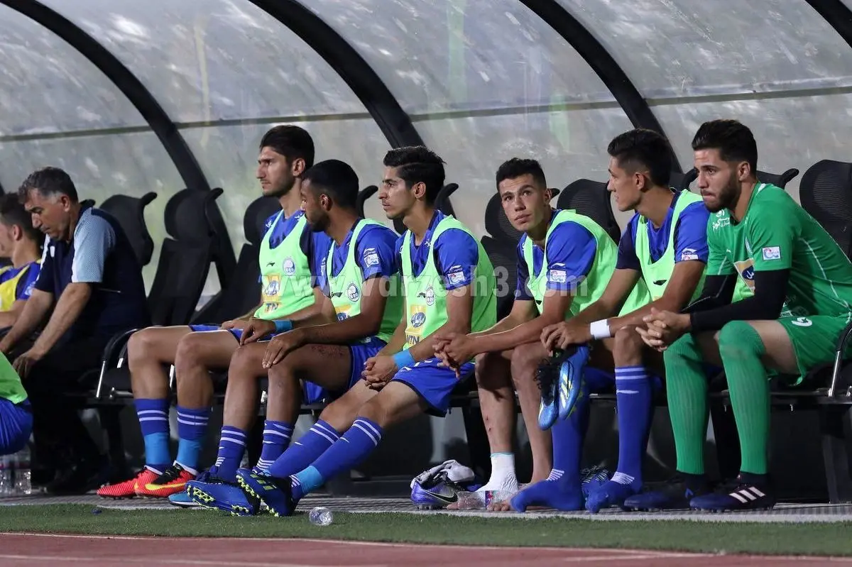 نیمکت غریب استقلال در آزادی