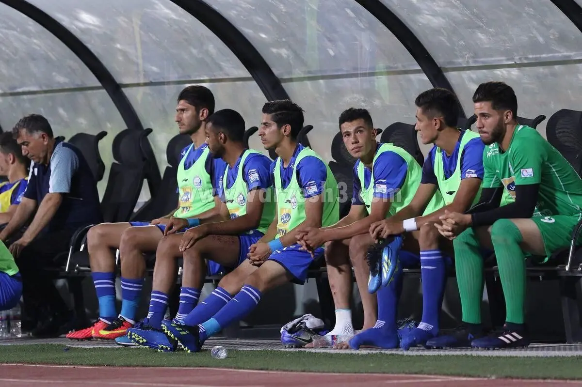 نیمکت غریب استقلال در آزادی 