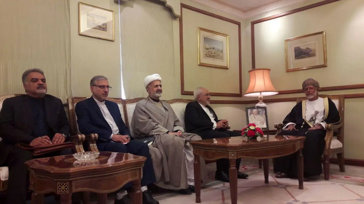 ظریف با استقبال وزیر خارجه عمان، وارد مسقط شد