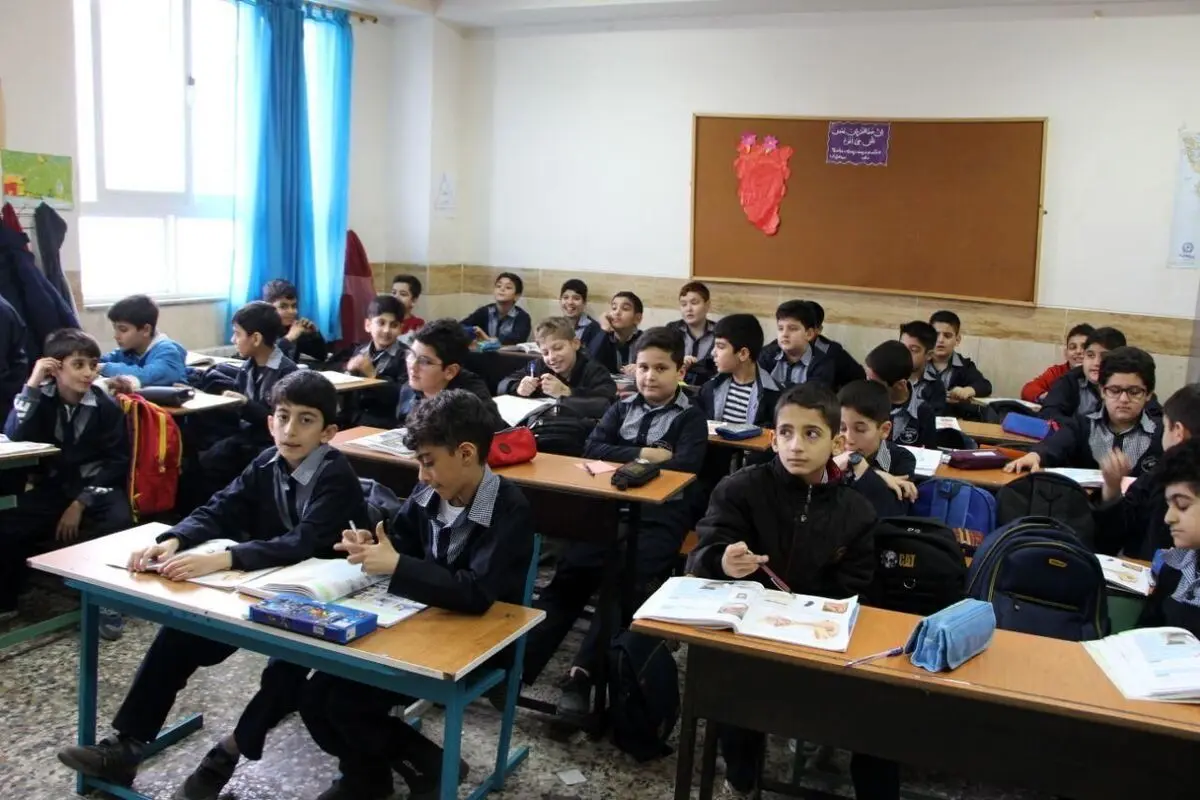 نشستن سه دانشآموز روی یک نیمکت طبیعی است!