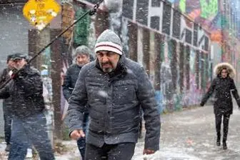تیپ خنده دار «رضا عطاران» پشت صحنه فیلم جدیدش در کانادا/ عکس