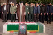 تصاویر اقامه نماز رهبرانقلاب بر پیکر شهید سیدرضی موسوی
