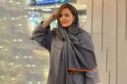 تیپ قرمز و مشکی سپیده خداوردی که با موهای قرمزش ست کرده