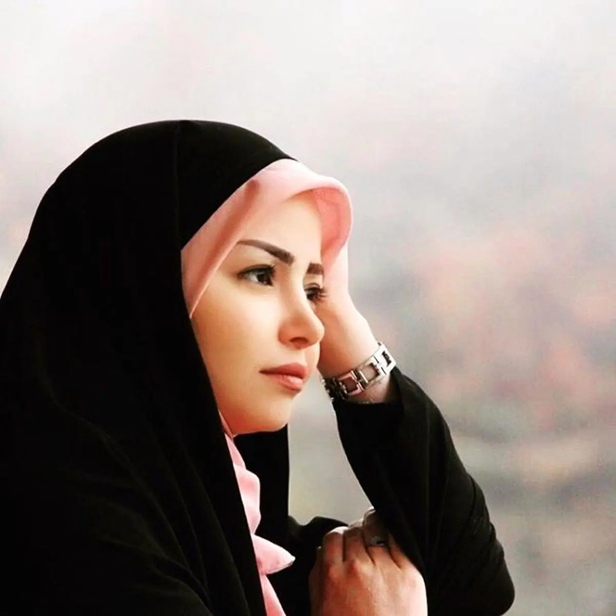 قورباغه بازیِ خانم مجری/ عکس
