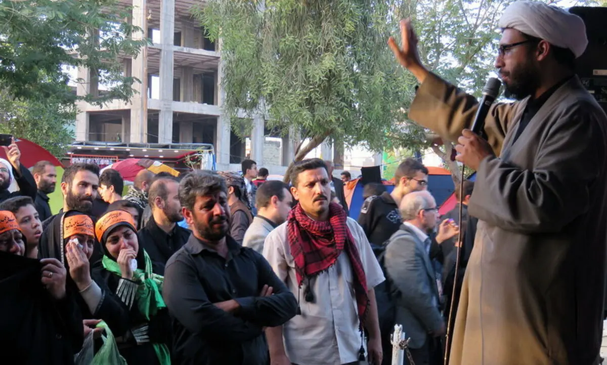 
46  راوی، حادثه کربلا را برای زوار اربعین به تصویر می‌کشند