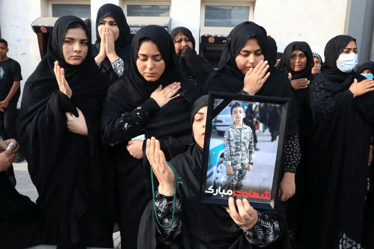 خشم حماسی مردم میناب در مراسم تشییع پیکر شهدای دانش‌آموز+تصاویر