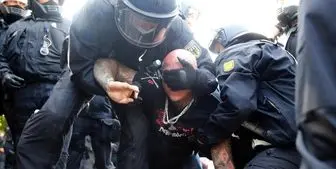 حمله خشن پلیس آلمان به تظاهرات کنندگان+ تصاویر