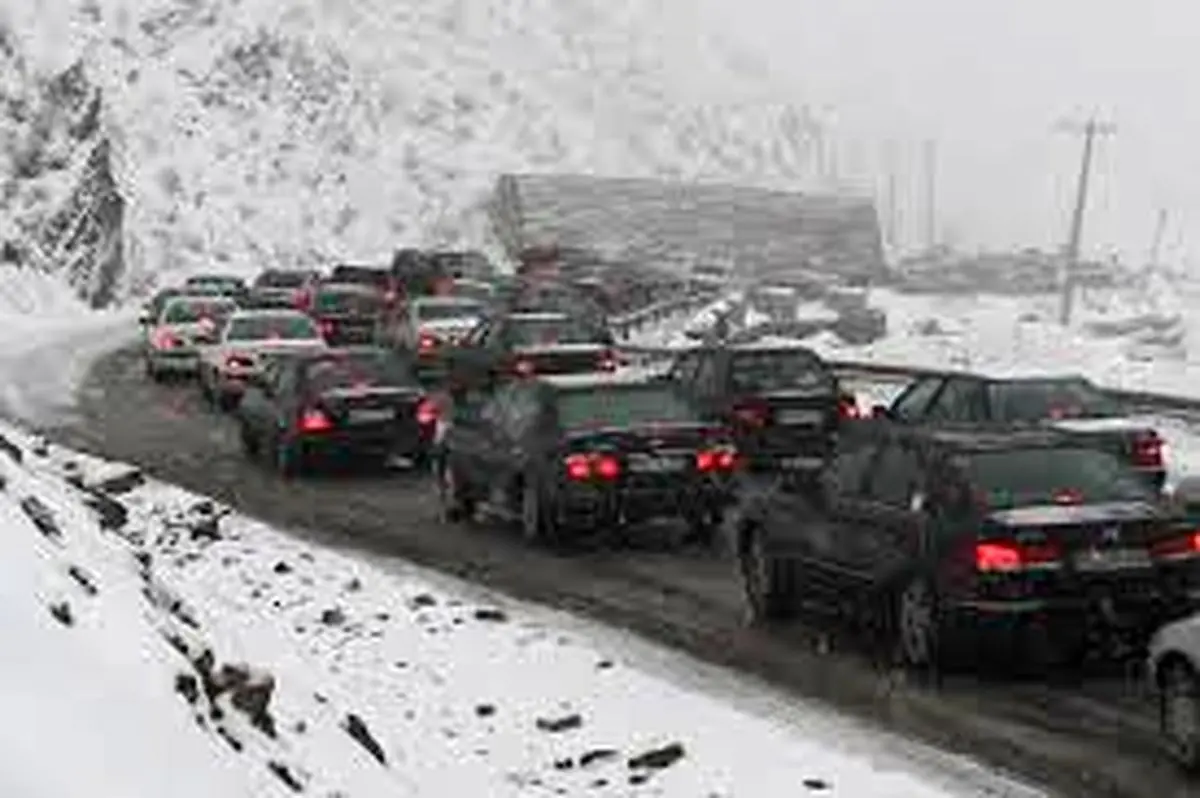 بارش برف و باران در جادههای ۱۸ استان/ترافیک سنگین در هراز