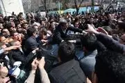 تجمع هواداران احمدی نژاد در یکی از خیابان‌های اطراف وزارت کشور+فیلم