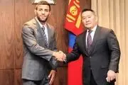  سعید ملایی با پرچم مغولستان مبارزه می‌کند