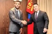 سعید ملایی با پرچم مغولستان مبارزه می‌کند