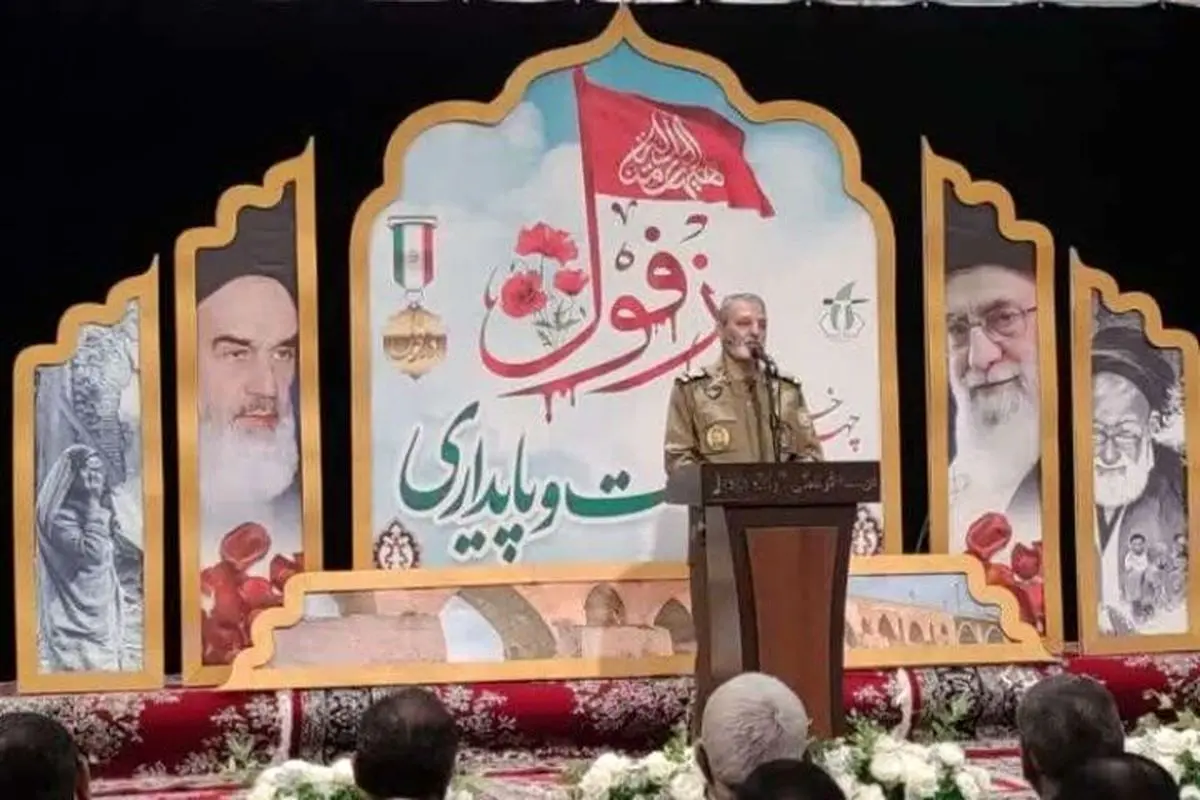 نابودی کانون خانواده اصلیترین هدف دشمنان است / مردم هوشیار باشند